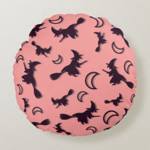 Almofada Redonda Bruxa voadora entre meia lua na noite de Halloween