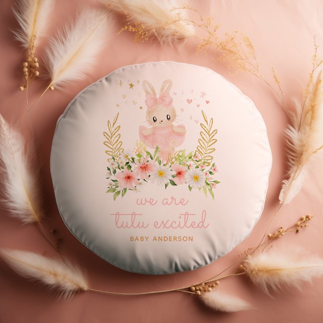 Almofada Redonda Bunny Ballerina Somos um Chá de fraldas excitado d (round throw pillow with watercolor rabbit ballerina and text "we are tutu excited" for baby shower)