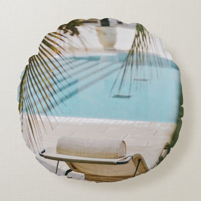 Almofada Redonda Cadeira de braços castanho e preta ao lado da pisc (Frente)