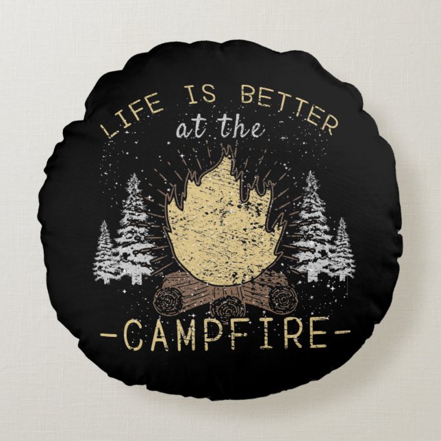 Almofada Redonda Campfire - A Vida É Melhor Pelo Fogo (Frente)
