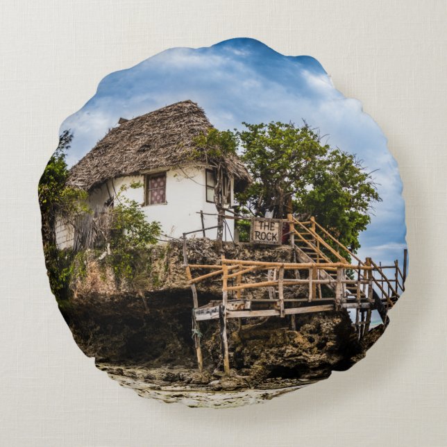 Almofada Redonda Casa pitoresca sobre um afloramento tropical de co (Verso)