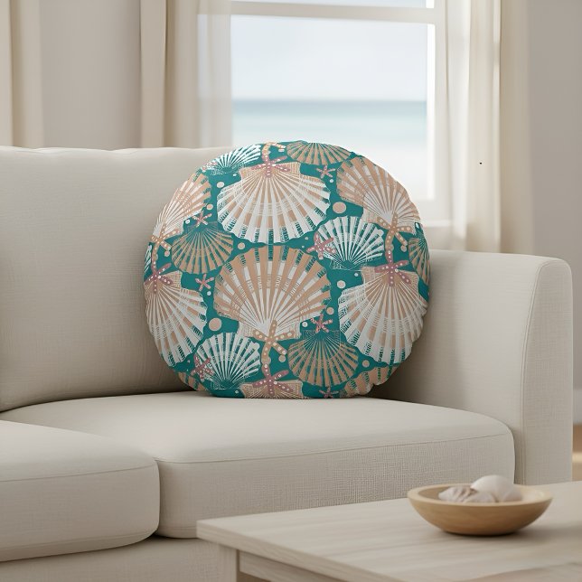 Almofada Redonda Cera Costeira e Starfish (Coastal seashell round pillow with teal and sandy tones for beach house decor.)