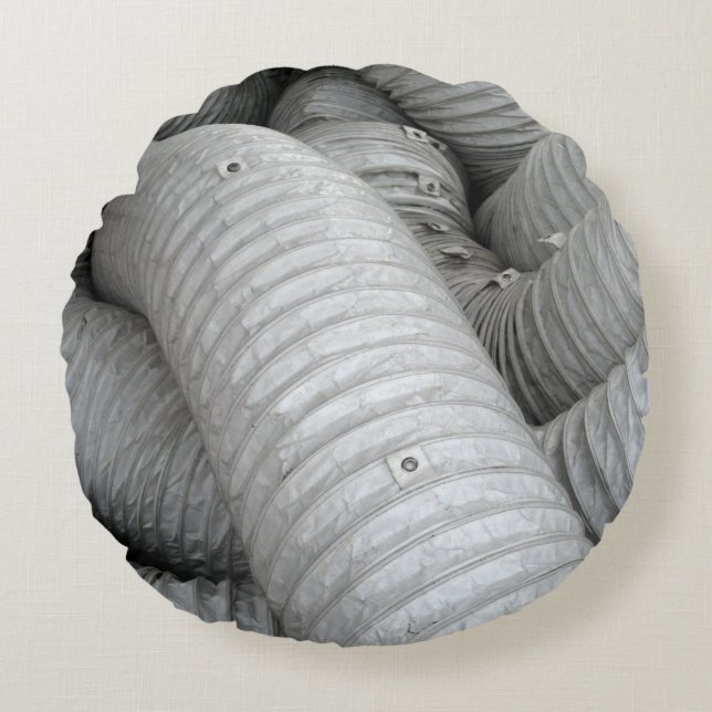 Almofada Redonda Cinza e sofá de tecido preto (Frente)