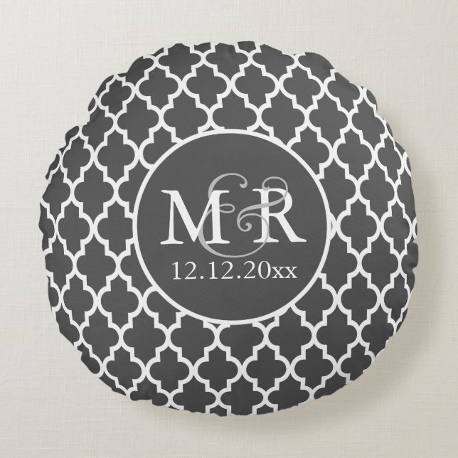 Almofada Redonda Cinzas de Casamento Monogramas Quatrefoil e Branco (Frente)