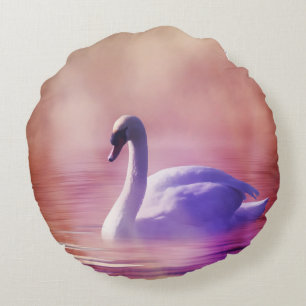 Almofada Redonda Cisne branco flutuando em um lago nebuloso