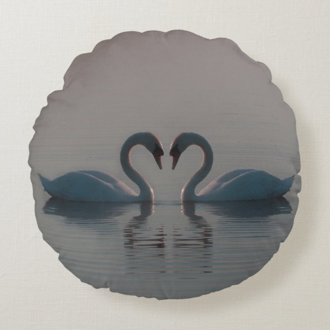 Almofada Redonda Cisnes Azuis Devem Ser Amor (Frente)