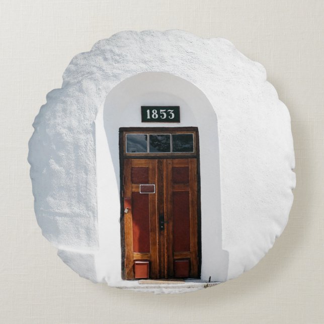 ALMOFADA REDONDA CLOSED 1852 WOODEN DOOR AT DAYTIME (Frente)