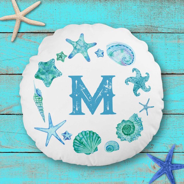 Almofada Redonda Conchas do mar de cor aquosa e Starfish monogramad (Watercolor Sea Shells and Starfish Monogrammed Round Pillow)