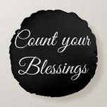 Almofada Redonda Conte seu travesseiro das bênçãos<br><div class="desc">Conte suas bênçãos que o travesseiro estará para fora em toda a sala de sua casa e tem um olhar elegante demasiado. Este travesseiro é reversível porque quem gosta de olhar o mesmo travesseiro ao longo do ano? Lance este travesseiro sobre e você tem um olhar novo inteiro! A parte...</div>