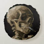 Almofada Redonda Crânio com cigarro queimado Vincent van Gogh Art<br><div class="desc">Vincent van Gogh (neerlandês, 1853-1890) Skull of a Skeleton with Burning Cigarette, 1885-86, Oil on canvas Unframed: 32 cm × 24, 5 cm (13 pol. × 9, 6 pol.) Trabalhos preparatórios de Vincent van Gogh. Essa pequena pintura faz parte da coleção permanente do Museu Van Gogh, em Amsterdã. Foi pintado...</div>