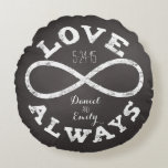 Almofada Redonda Data e Nomes de Casamento Amor Infinito no Quadro<br><div class="desc">Celebre o amor infinito entre sua noiva e noivo favoritos com esta almofada redonda personalizável! Um símbolo de infinito em giz branco e o texto “Amor Sempre” rodeiam os nomes do casal e a data do casamento em um fundo de quadro negro. Faz um presente lindo, moderno e personalizado para...</div>
