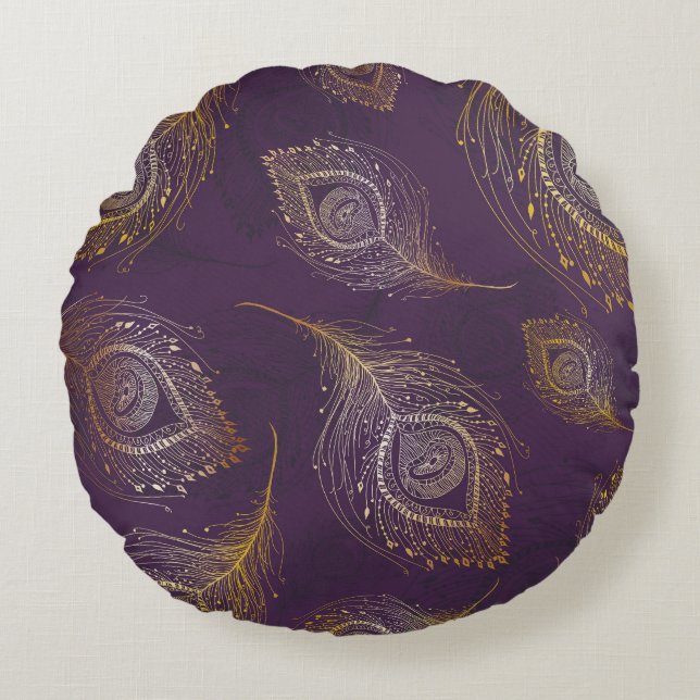 Almofada Redonda Dourada pena de pavão, fundo violeta. (Frente)