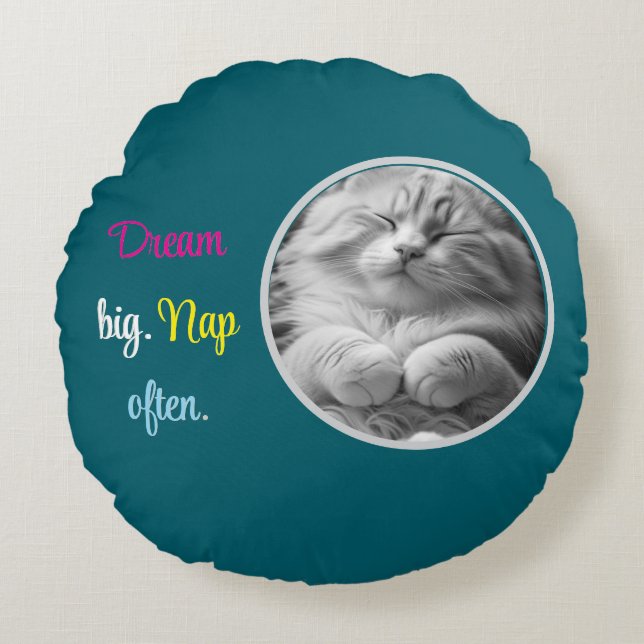 Almofada Redonda Dream Big. Nap Often  round cushion (Frente)