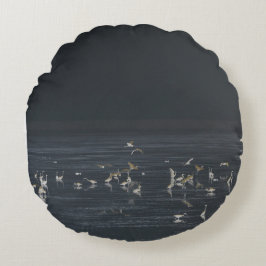 Almofada Redonda Egrets No Oceano Azul Da Meia-Noite