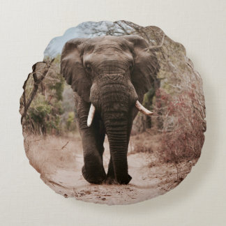 ALMOFADA REDONDA ELEFANTE NEGRO CAMINHANDO NA AREIA MARROM
