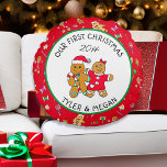 Almofada Redonda Engraçado nosso primeiro Natal com o Homem Gingerp<br><div class="desc">Adicione seus nomes e o ano a este travesseiro de Natal fofo personalizado,  "Nosso Primeiro Natal" com um casal de pão de gengibre fofo.</div>