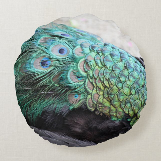 Almofada Redonda Esmeralda e penas redondas elegantes bege do pavão (Verso)