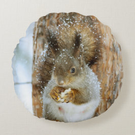Almofada Redonda Esquilo bonito numa paisagem de inverno