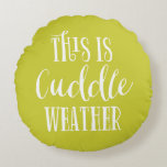 Almofada Redonda Este é Cuddle Weather | Travesseiro redondo Chartr<br><div class="desc">Travesseiro Whimsical com caligrafia moderna em fundo cartucho. Outras cores estão disponíveis.</div>