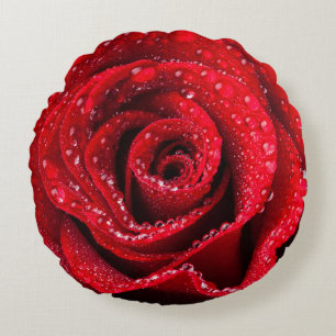 Almofada Redonda Fim da flor da rosa vermelha acima do travesseiro