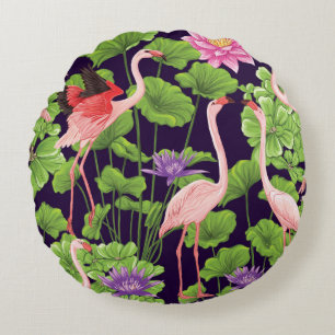 Almofada Redonda Flamingo, plantas tropicais, fundo negro.