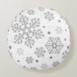 Almofada Redonda Flocos de neve prateados em branco<br><div class="desc">Flocos de neve prateados desenhados à mão sobre fundo branco</div>