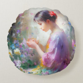 Almofada Redonda Garota admirando uma flor em suas mãos