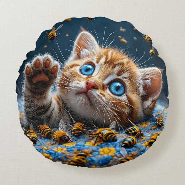 Almofada Redonda Gatinho Fofo Interagindo com Abelhas (Frente)