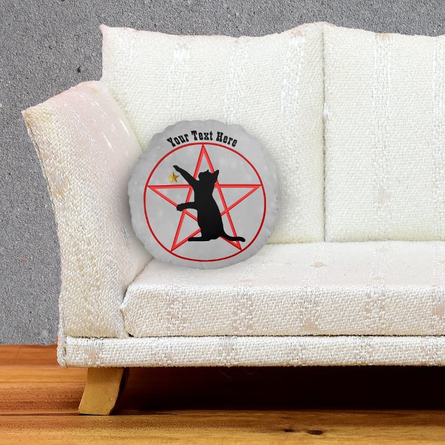 Almofada Redonda Gato Negro Spooky na Cinza Dourada de Estrela do P (Spooky black Cat Silhouette on red pentagram in circle on light grey decorative throw pillow.)