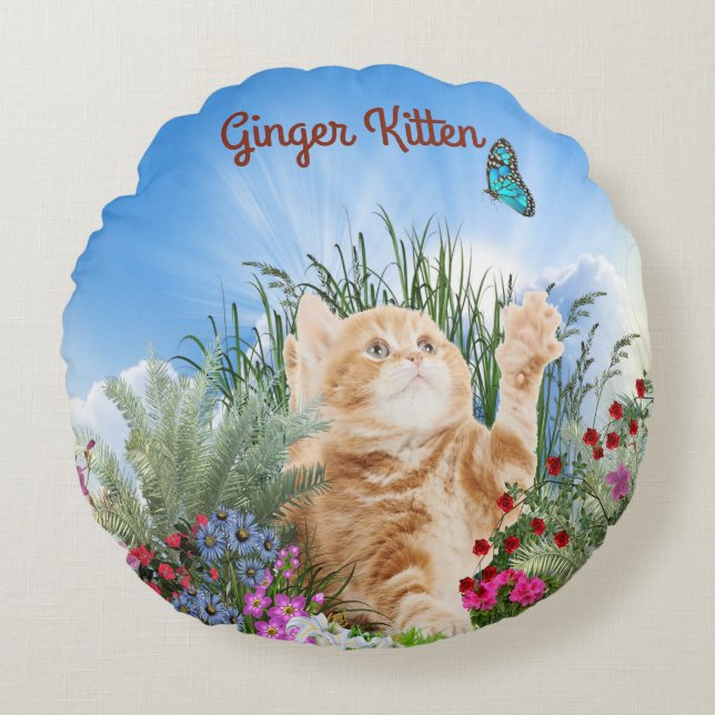 Almofada Redonda Ginger kitten brincando com uma borboleta (Frente)