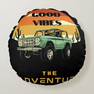 ALMOFADA REDONDA GODD VIBES COM ANTECEDENTES DE POSTER ADVENTURE
