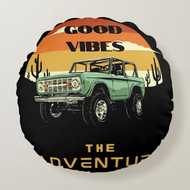 ALMOFADA REDONDA GODD VIBES COM ANTECEDENTES DE POSTER ADVENTURE (Frente)