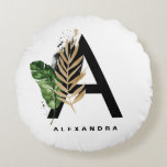 Almofada Redonda Gold Foil - Letra Tropical A Monograma Personaliza<br><div class="desc">Travesseiro redondo de monograma personalizável, com folhas tropicais de cor aquosa, com destaque de folha de ouro falso e pincel de cor aquosa. Personalize este travesseiro de monograma adicionando seu nome ou outros detalhes. Esta letra Um travesseiro monograma será perfeito como presente. Outras letras estão disponíveis.</div>