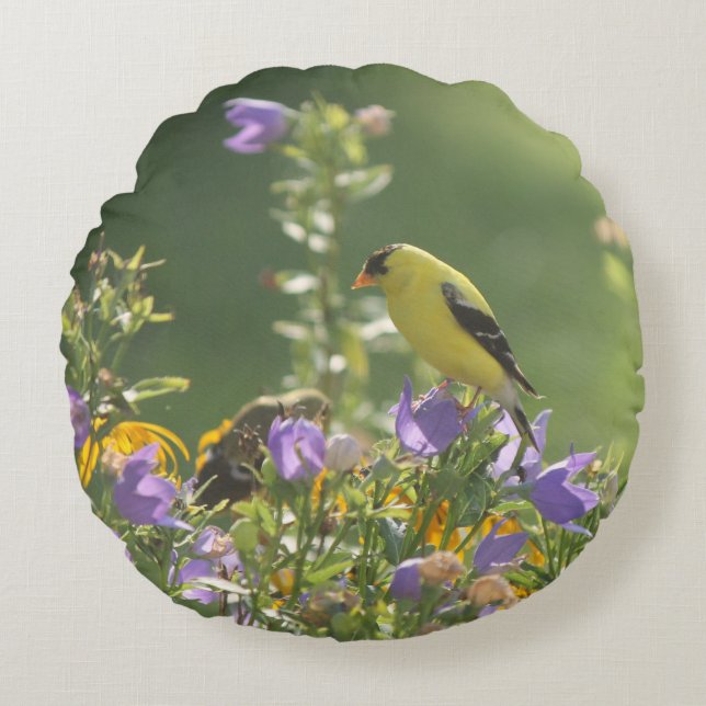Almofada Redonda Goldfinch em uma Flor Harebell (Frente)
