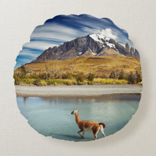 Almofada Redonda Guanaco que cruza o rio em Torres del Paine