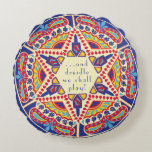 Almofada Redonda Hanukkah Round Travesseiro "Chanukah Paisley Dreid<br><div class="desc">Travesseiro "Chanukah Paisley Dreidle Design" da Ronda de Hanukkah de 16", de dois lados, que vem em três opções de tecido (o preço mudará dependendo da escolha do tecido). A cor de fundo pode ser substituída escolhendo sua cor favorita no verso e na frente do travesseiro. Personalize eliminando o texto...</div>