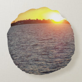 Almofada Redonda “Held in His Light – Sunset Comfort”