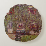 Almofada Redonda House of Guardaboschi por Gustav Klimt, Vintage Ar<br><div class="desc">A Casa de Guardaboschi (1912), de Gustav Klimt, é uma pintura de simbolismo artístico da Era Vitoriana. Uma vista exterior de uma casa de campo com flores e plantas nas janelas e mariposa crescendo nas paredes. Um banco azul está contra a casa, olhando o jardim. Sobre o artista: Gustav Klimt...</div>