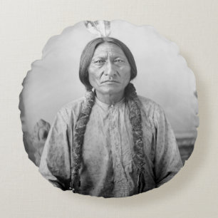 Almofada Redonda Ícone Indígena Americano: Líder Lakota Touro Senta