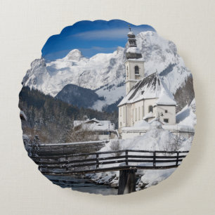 Almofada Redonda Igreja na neve com montanhas alpes