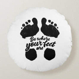 Almofada Redonda Impressão de "Estar onde estão seus pés" preto e b