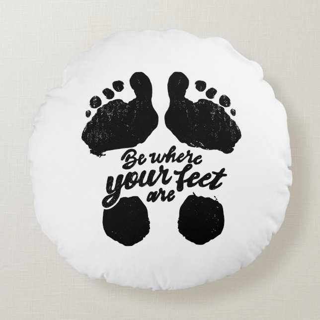 Almofada Redonda Impressão de "Estar onde estão seus pés" preto e b (Frente)