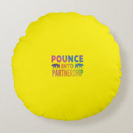 Almofada Redonda Impressão de palavras "Pounce into Partnership" de
