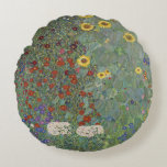 Almofada Redonda Jardim de fazenda com girassóis por Gustav Klimt<br><div class="desc">Traga a beleza da famosa pintura de Gustav Klimt para dentro de sua casa com nosso Jardim Fazenda com travesseiro de Girassóis. Com detalhes incrivelmente complexos e cores vibrantes, este travesseiro é a adição perfeita a qualquer espaço vivo. O impressão de alta qualidade captura a essência do trabalho de arte,...</div>
