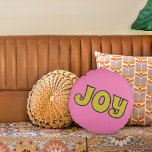 Almofada Redonda Joy Pink e Verde limão Retro Natal<br><div class="desc">Adicione um pouco de alegria retrô ao seu lar com este travesseiro decorativo. O travesseiro redondo tem a palavra "JOY" expressa em letras verdes limões contra um fundo cor-de-rosa com um impressão geométrico de coordenação no verso.</div>