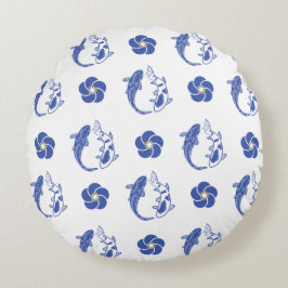 Almofada Redonda Koi Blossom Crest: Serene Blue Edition