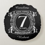 Almofada Redonda lã de cobre 7<br><div class="desc">Seu sétimo aniversário de casamento tem a dádiva tradicional de lã ou cobre. Este design de estilo crest é um design romântico para casais que comemoram 7 anos de casamento. Se você quiser alguma ajuda para personalizar este design, por favor, entre em contato comigo, eles podem pedir a este botão...</div>