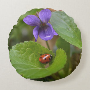 Almofada Redonda Ladybug em Flores de Violeta Doce