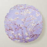 Almofada Redonda Lavanda Van Gogh Almond Blossoms<br><div class="desc">Almond Blossoms de Vincent Van Gogh alteração de cor copyright 2doce4wordsDesigns/ PureVintage Love Obtenha a beleza do amado Almond Blossom de Van Gogh nas cores que combinam com sua casa. vincent van gogh,  van gogh,  florins de amêndoa,  flores,  floral,  bonito,  bonito, </div>