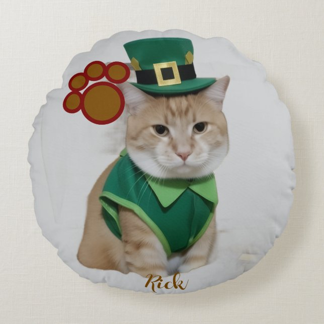Almofada Redonda Lucky Cat Dressed as Leprechaun Round Pillow (Frente)